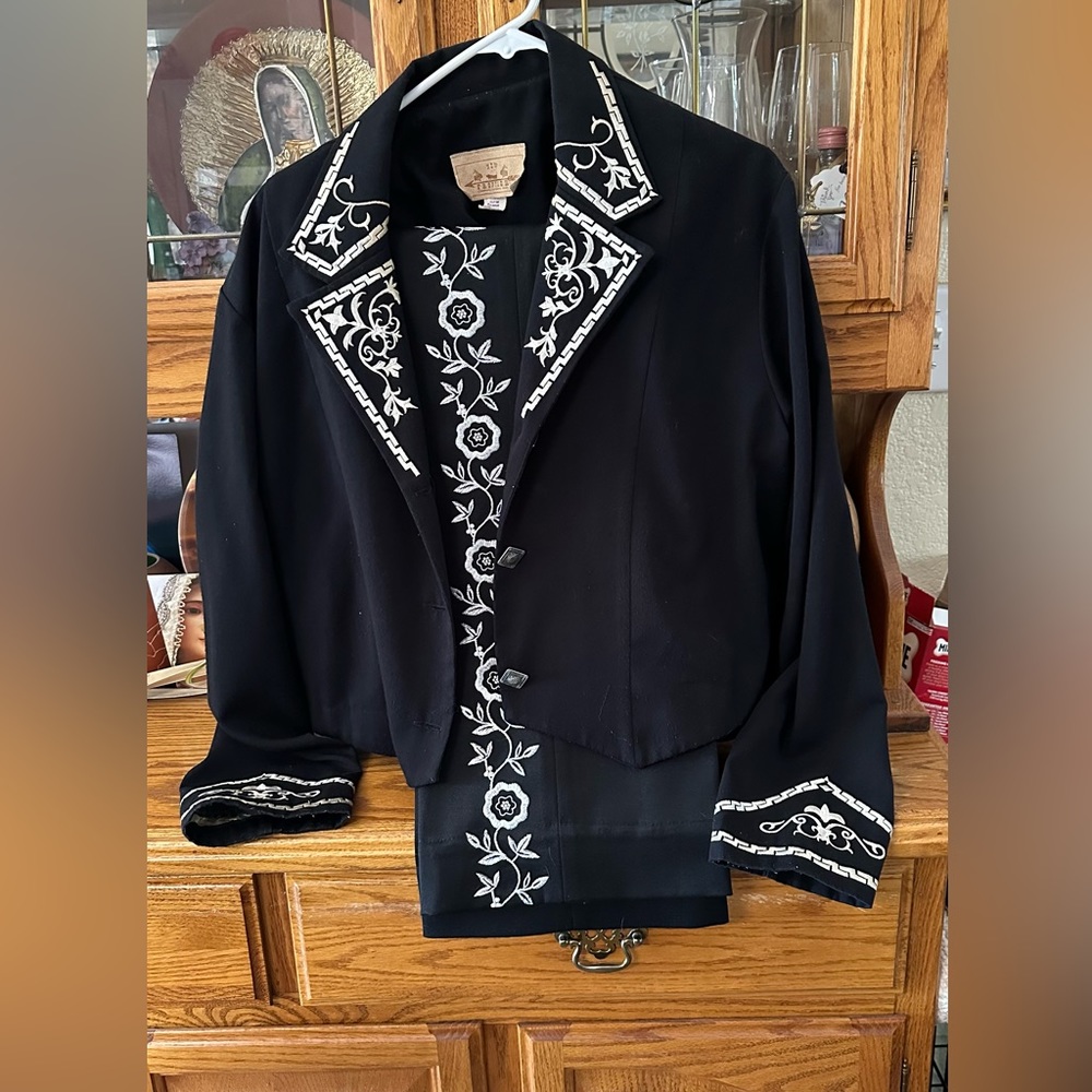 Womens New Frontier, 2 piece embroidered pantsuit XL